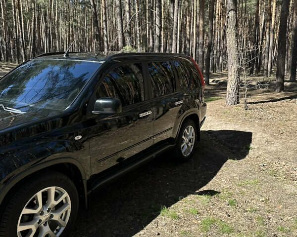 Черный Ниссан ИксТрейл, объемом двигателя 2 л и пробегом 226 тыс. км за 13000 $, фото 1 на Automoto.ua