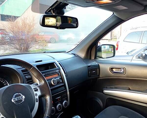 Черный Ниссан ИксТрейл, объемом двигателя 2 л и пробегом 238 тыс. км за 10500 $, фото 4 на Automoto.ua