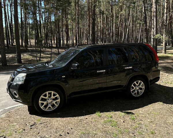 Черный Ниссан ИксТрейл, объемом двигателя 2 л и пробегом 226 тыс. км за 13000 $, фото 2 на Automoto.ua