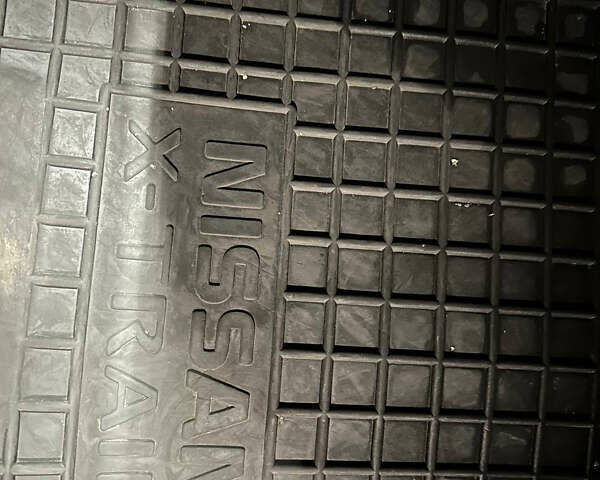 Черный Ниссан ИксТрейл, объемом двигателя 2 л и пробегом 183 тыс. км за 10500 $, фото 38 на Automoto.ua