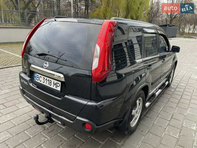 Черный Ниссан ИксТрейл, объемом двигателя 2 л и пробегом 169 тыс. км за 10900 $, фото 3 на Automoto.ua