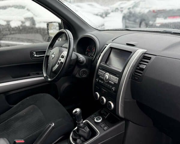 Черный Ниссан ИксТрейл, объемом двигателя 2 л и пробегом 258 тыс. км за 11999 $, фото 10 на Automoto.ua