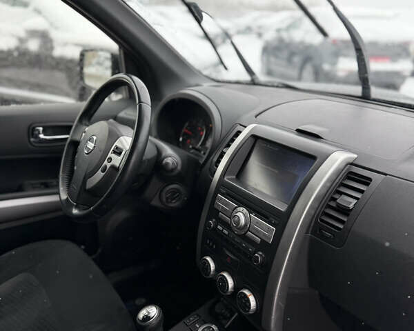 Черный Ниссан ИксТрейл, объемом двигателя 2 л и пробегом 258 тыс. км за 11999 $, фото 13 на Automoto.ua