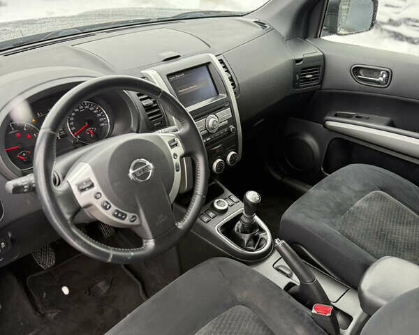 Черный Ниссан ИксТрейл, объемом двигателя 2 л и пробегом 258 тыс. км за 11999 $, фото 8 на Automoto.ua