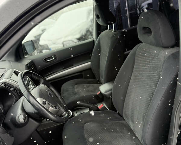 Черный Ниссан ИксТрейл, объемом двигателя 2 л и пробегом 258 тыс. км за 11999 $, фото 11 на Automoto.ua