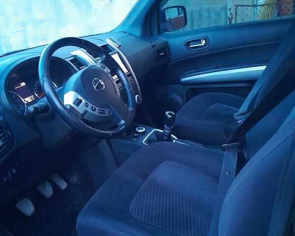 Черный Ниссан ИксТрейл, объемом двигателя 2 л и пробегом 230 тыс. км за 10400 $, фото 2 на Automoto.ua