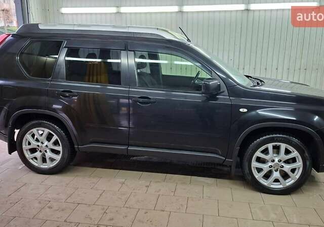 Черный Ниссан ИксТрейл, объемом двигателя 2 л и пробегом 213 тыс. км за 11950 $, фото 2 на Automoto.ua