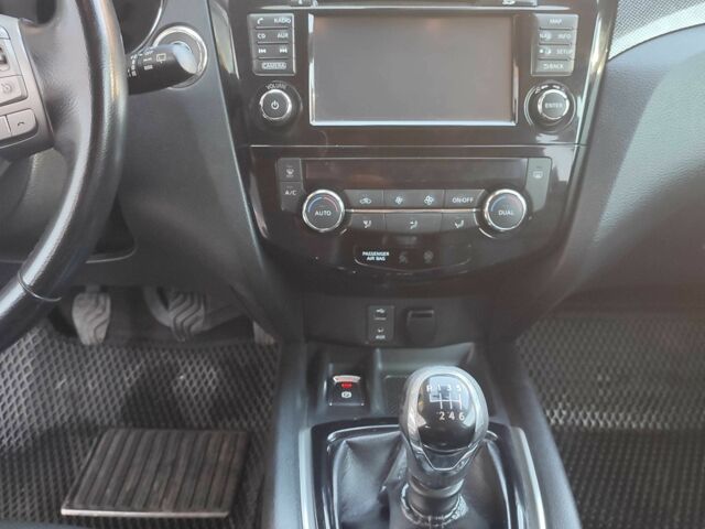 Черный Ниссан ИксТрейл, объемом двигателя 1.6 л и пробегом 223 тыс. км за 15000 $, фото 10 на Automoto.ua