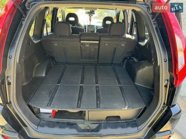 Чорний Ніссан ІксТрейл, об'ємом двигуна 2 л та пробігом 228 тис. км за 15200 $, фото 4 на Automoto.ua