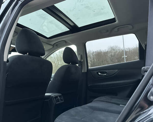 Черный Ниссан ИксТрейл, объемом двигателя 1.6 л и пробегом 200 тыс. км за 16300 $, фото 126 на Automoto.ua