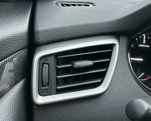 Черный Ниссан ИксТрейл, объемом двигателя 1.6 л и пробегом 200 тыс. км за 16300 $, фото 124 на Automoto.ua