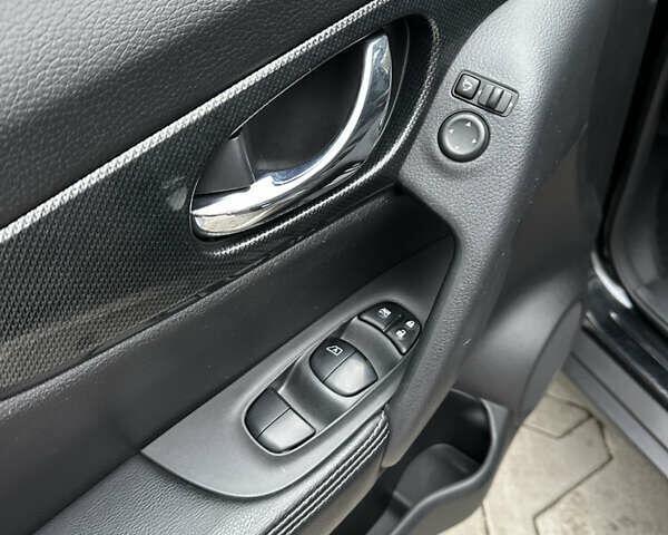 Черный Ниссан ИксТрейл, объемом двигателя 1.6 л и пробегом 200 тыс. км за 16300 $, фото 112 на Automoto.ua