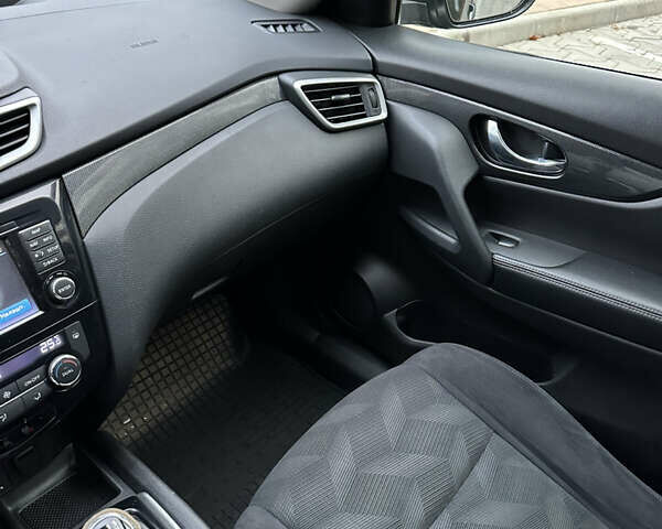 Черный Ниссан ИксТрейл, объемом двигателя 1.6 л и пробегом 200 тыс. км за 16300 $, фото 92 на Automoto.ua