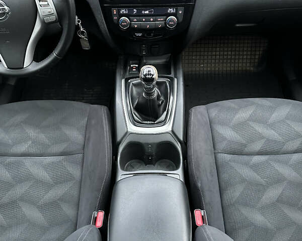 Черный Ниссан ИксТрейл, объемом двигателя 1.6 л и пробегом 200 тыс. км за 16300 $, фото 117 на Automoto.ua