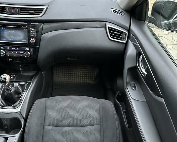 Черный Ниссан ИксТрейл, объемом двигателя 1.6 л и пробегом 200 тыс. км за 16300 $, фото 89 на Automoto.ua