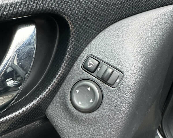 Черный Ниссан ИксТрейл, объемом двигателя 1.6 л и пробегом 200 тыс. км за 16300 $, фото 111 на Automoto.ua