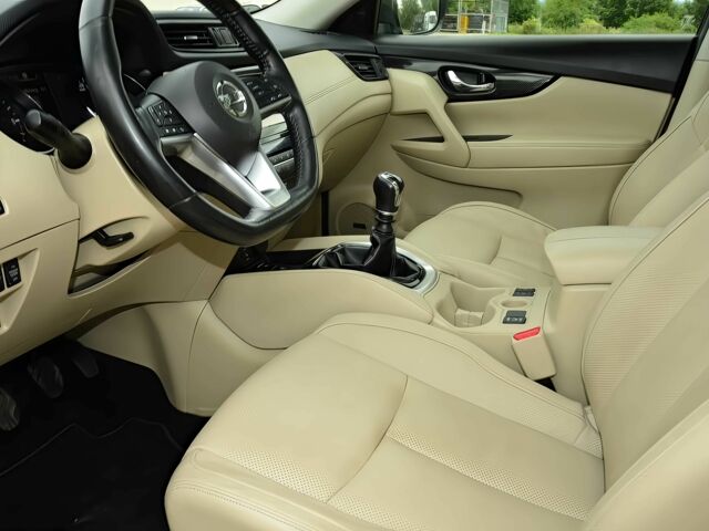 Черный Ниссан ИксТрейл, объемом двигателя 1.6 л и пробегом 47 тыс. км за 13800 $, фото 6 на Automoto.ua