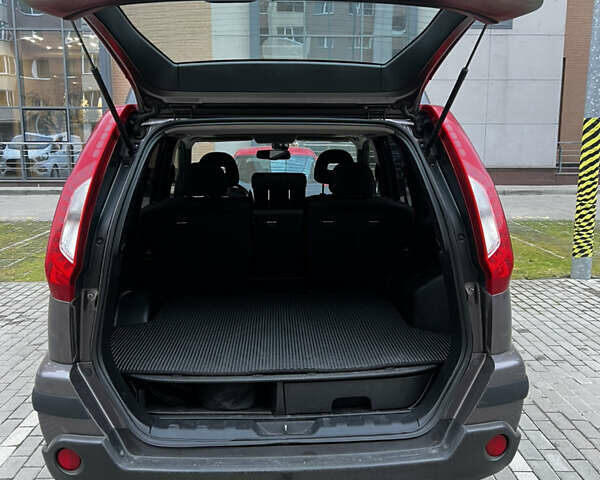 Фиолетовый Ниссан ИксТрейл, объемом двигателя 2 л и пробегом 253 тыс. км за 11000 $, фото 1 на Automoto.ua