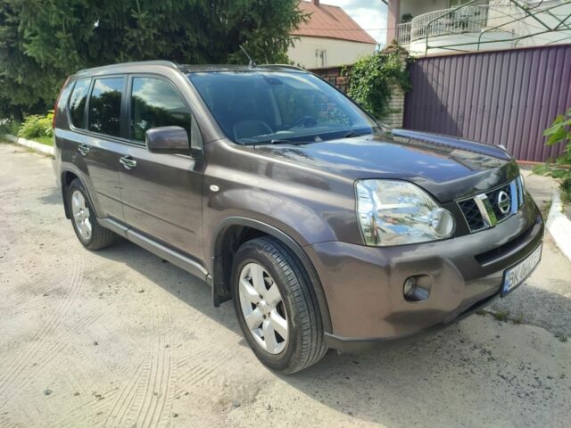Коричневый Ниссан ИксТрейл, объемом двигателя 2 л и пробегом 238 тыс. км за 9300 $, фото 3 на Automoto.ua