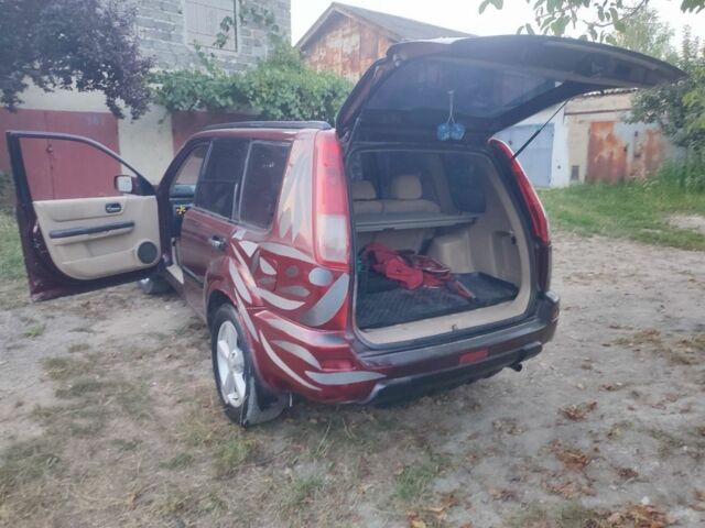 Красный Ниссан ИксТрейл, объемом двигателя 2 л и пробегом 342 тыс. км за 3999 $, фото 1 на Automoto.ua