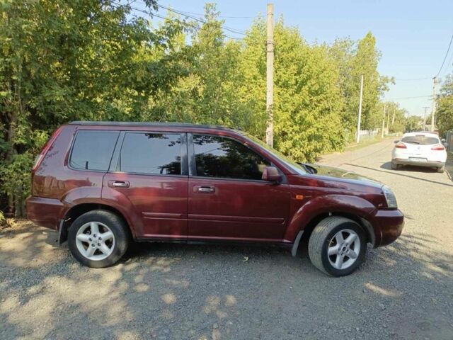 Красный Ниссан ИксТрейл, объемом двигателя 2.2 л и пробегом 400 тыс. км за 4700 $, фото 4 на Automoto.ua