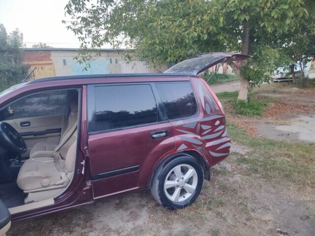 Красный Ниссан ИксТрейл, объемом двигателя 2 л и пробегом 342 тыс. км за 3999 $, фото 2 на Automoto.ua