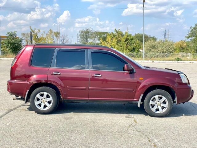 Красный Ниссан ИксТрейл, объемом двигателя 2.2 л и пробегом 337 тыс. км за 3599 $, фото 4 на Automoto.ua