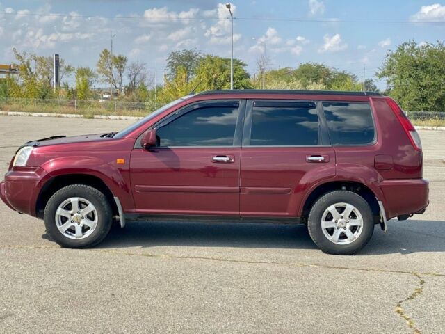 Красный Ниссан ИксТрейл, объемом двигателя 2.2 л и пробегом 337 тыс. км за 3599 $, фото 3 на Automoto.ua