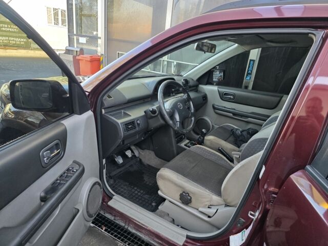 Червоний Ніссан ІксТрейл, об'ємом двигуна 2 л та пробігом 250 тис. км за 4499 $, фото 4 на Automoto.ua