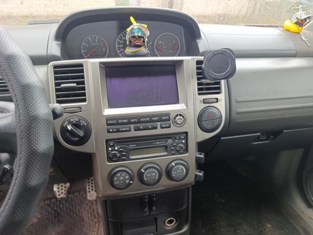 Красный Ниссан ИксТрейл, объемом двигателя 2.2 л и пробегом 400 тыс. км за 3500 $, фото 7 на Automoto.ua