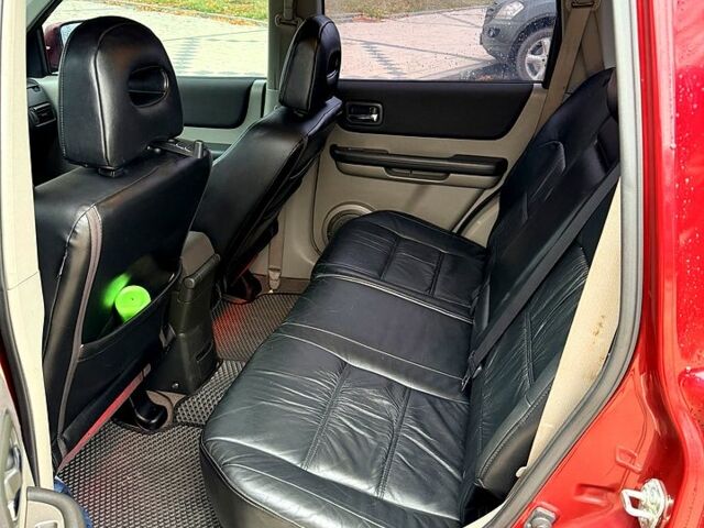 Красный Ниссан ИксТрейл, объемом двигателя 2.5 л и пробегом 270 тыс. км за 5600 $, фото 4 на Automoto.ua