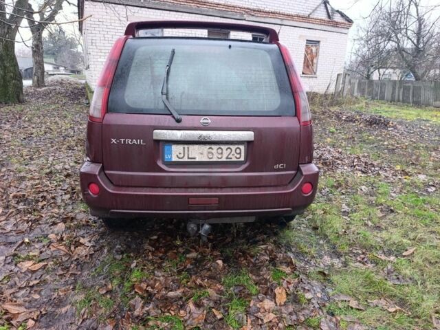 Красный Ниссан ИксТрейл, объемом двигателя 2.2 л и пробегом 400 тыс. км за 3500 $, фото 3 на Automoto.ua