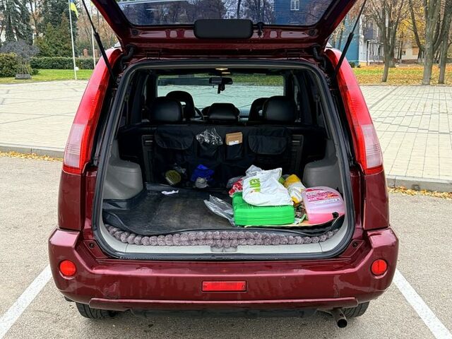 Красный Ниссан ИксТрейл, объемом двигателя 2.5 л и пробегом 270 тыс. км за 5600 $, фото 6 на Automoto.ua