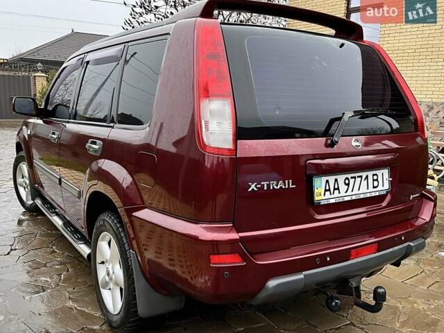 Красный Ниссан ИксТрейл, объемом двигателя 2 л и пробегом 227 тыс. км за 7250 $, фото 4 на Automoto.ua