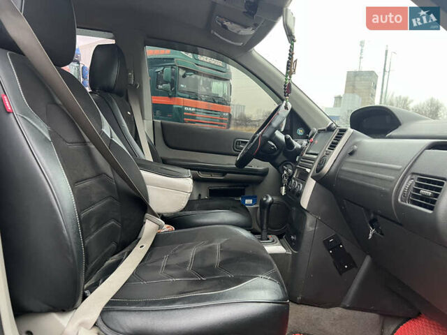 Красный Ниссан ИксТрейл, объемом двигателя 2.49 л и пробегом 298 тыс. км за 5999 $, фото 12 на Automoto.ua