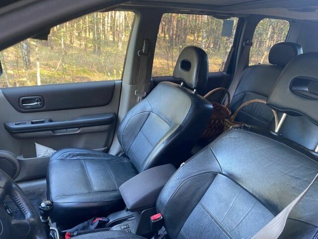 Красный Ниссан ИксТрейл, объемом двигателя 2.2 л и пробегом 335 тыс. км за 5008 $, фото 4 на Automoto.ua