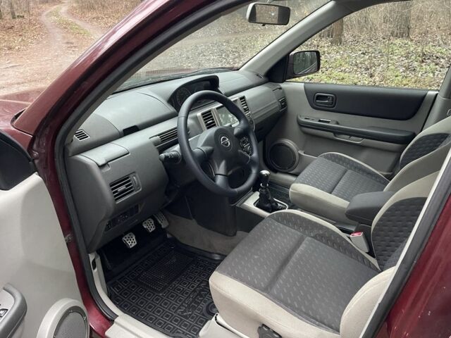 Красный Ниссан ИксТрейл, объемом двигателя 2.2 л и пробегом 160 тыс. км за 5000 $, фото 9 на Automoto.ua