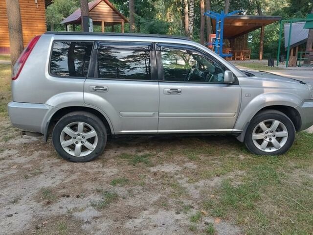 Серый Ниссан ИксТрейл, объемом двигателя 2.2 л и пробегом 220 тыс. км за 4900 $, фото 3 на Automoto.ua