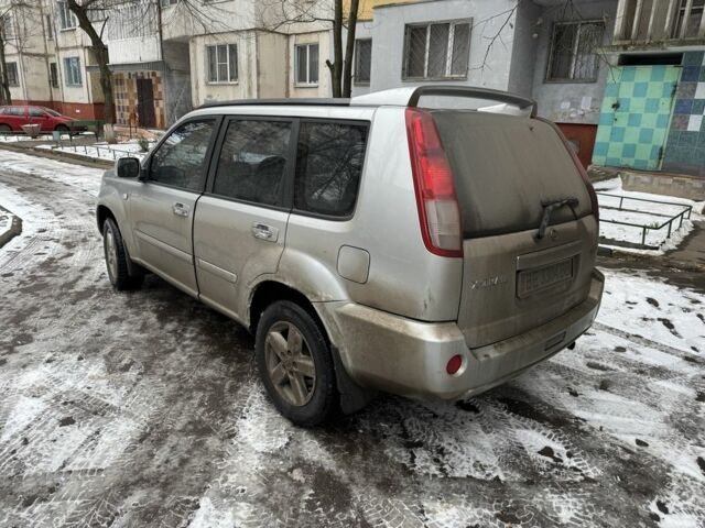 Сірий Ніссан ІксТрейл, об'ємом двигуна 2.5 л та пробігом 420 тис. км за 3990 $, фото 1 на Automoto.ua