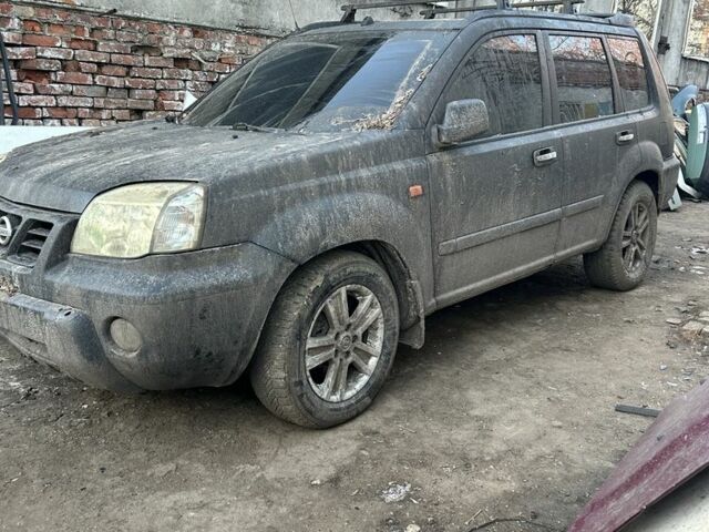 Серый Ниссан ИксТрейл, объемом двигателя 2.2 л и пробегом 300 тыс. км за 1200 $, фото 2 на Automoto.ua