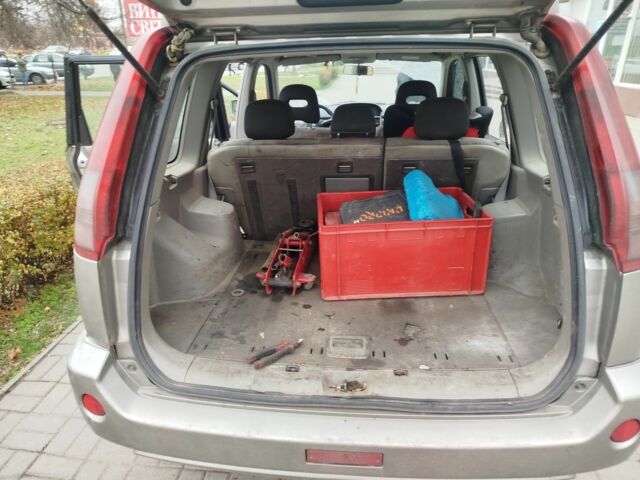 Серый Ниссан ИксТрейл, объемом двигателя 2.2 л и пробегом 193 тыс. км за 4000 $, фото 7 на Automoto.ua