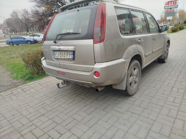 Серый Ниссан ИксТрейл, объемом двигателя 2.2 л и пробегом 193 тыс. км за 4000 $, фото 2 на Automoto.ua