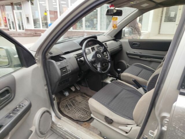 Серый Ниссан ИксТрейл, объемом двигателя 2.2 л и пробегом 193 тыс. км за 4000 $, фото 3 на Automoto.ua