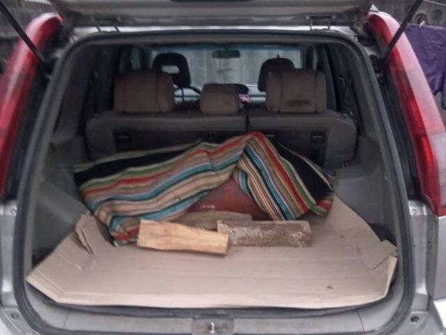 Сірий Ніссан ІксТрейл, об'ємом двигуна 2.2 л та пробігом 300 тис. км за 5000 $, фото 16 на Automoto.ua