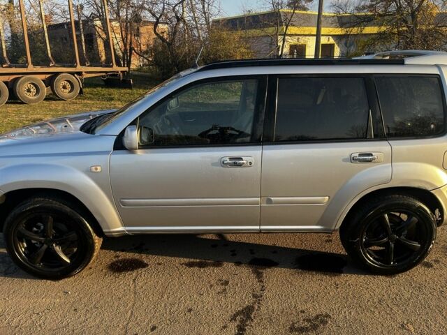 Сірий Ніссан ІксТрейл, об'ємом двигуна 2.2 л та пробігом 304 тис. км за 3569 $, фото 3 на Automoto.ua