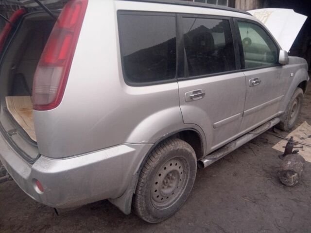 Сірий Ніссан ІксТрейл, об'ємом двигуна 2.2 л та пробігом 300 тис. км за 5000 $, фото 9 на Automoto.ua