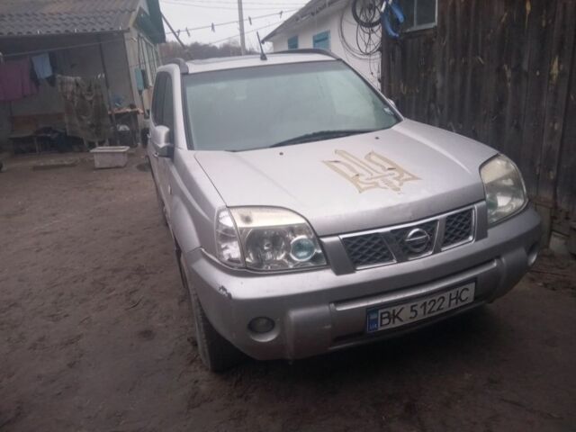 Сірий Ніссан ІксТрейл, об'ємом двигуна 2.2 л та пробігом 300 тис. км за 5000 $, фото 1 на Automoto.ua