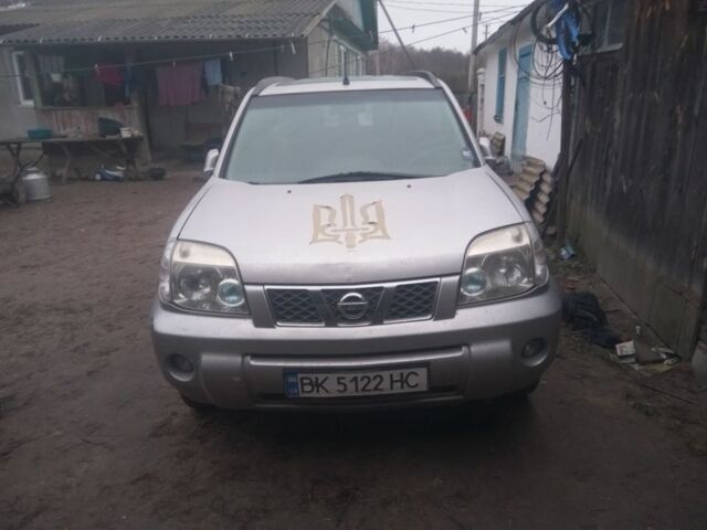 Сірий Ніссан ІксТрейл, об'ємом двигуна 2.2 л та пробігом 300 тис. км за 5000 $, фото 2 на Automoto.ua