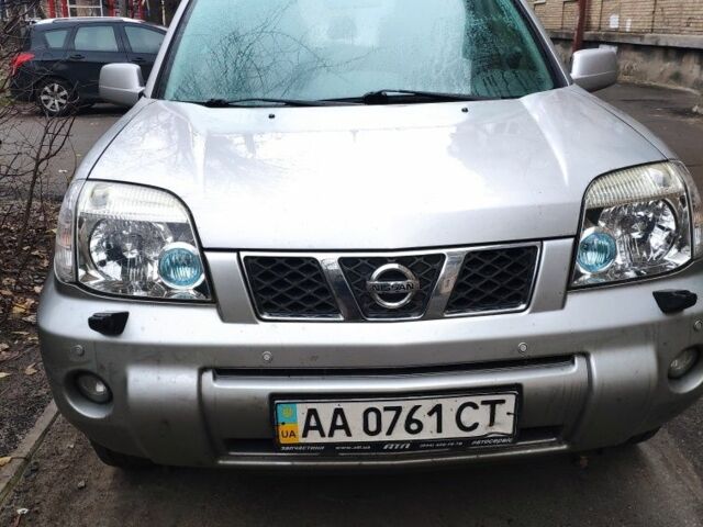 Серый Ниссан ИксТрейл, объемом двигателя 2 л и пробегом 196 тыс. км за 9000 $, фото 1 на Automoto.ua