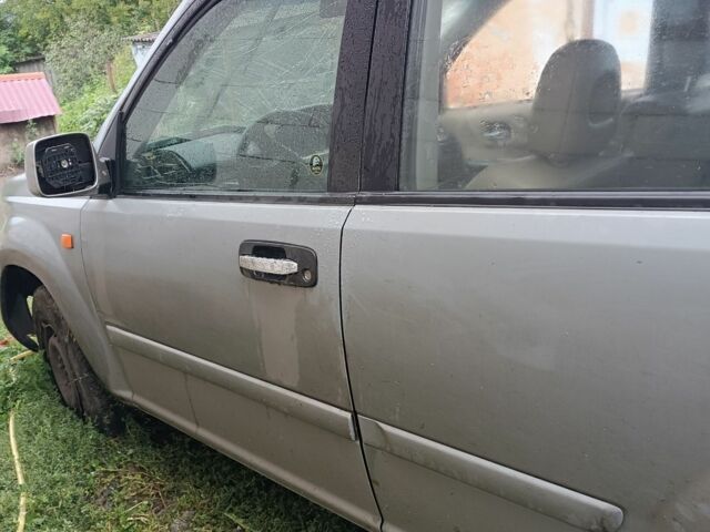 Серый Ниссан ИксТрейл, объемом двигателя 0 л и пробегом 110 тыс. км за 2500 $, фото 5 на Automoto.ua